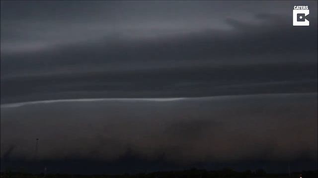 Timelapse Captures Ominous Shelf Cloud смотреть онлайн