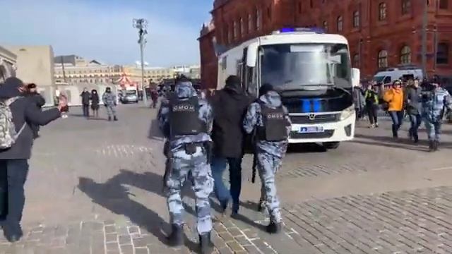 Задержанные в Москве поют гимн Украины. смотреть онлайн