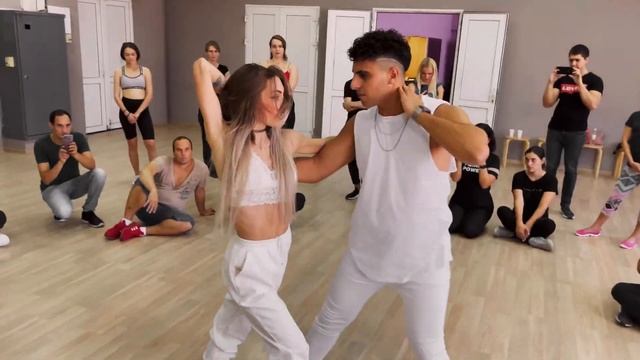 Daniel Santacruz – Ella Baila | Ali & Ana смотреть онлайн