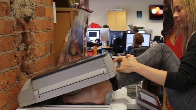 Kate Lawler | Fastest Time Photocopying 5 Body Parts | World Record Wednesday смотреть онлайн