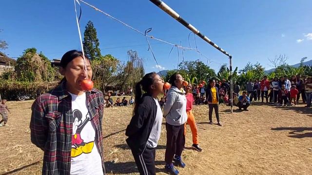 Village Fun Games for Christmas 🎄| Funny Hanging Apple eating 🤣 Games смотреть онлайн