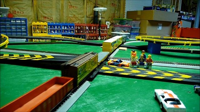 HO SLOT CARS vs FREIGHT TRAIN HO Scale Layout - Crashes at Road & Rail crossing смотреть онлайн