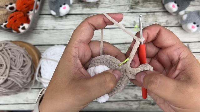 Мини зайка брелок крючком. Подробный мастер-класс. смотреть онлайн