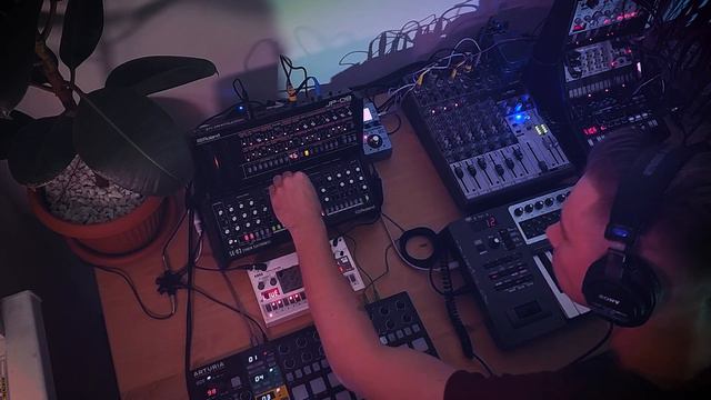 Fast track #5 - Undercity (DAWless electronic music. Korg volca, Roland synthesizers and FX) смотреть онлайн