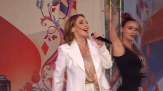 Альбина Джанабаева Самба белого мотылька Концертное видео ВДНХ День России 12062019 смотреть онлайн