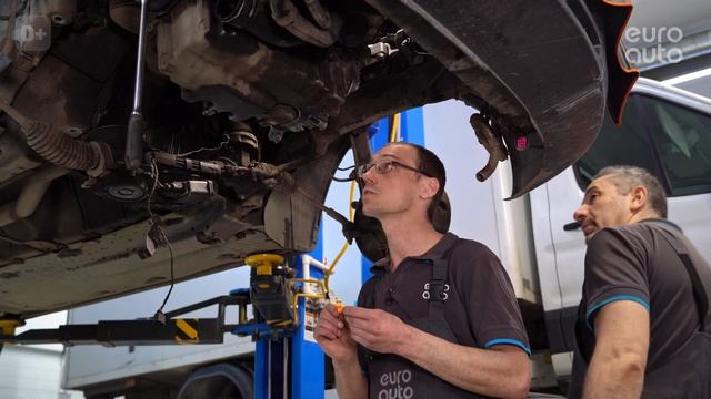 Замена сальника коленвала. Как устранить течь из-под автомобиля. Ремонт с ЕвроАвто смотреть онлайн