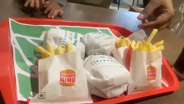 Burger King ? ka burger ? kis kisko pasand hai ?❤️ || yummy burger ? || #burgerking #enjoy смотреть онлайн
