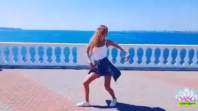 Геленджик набережная. Красивый танец младшенькой на фоне моря. смотреть онлайн