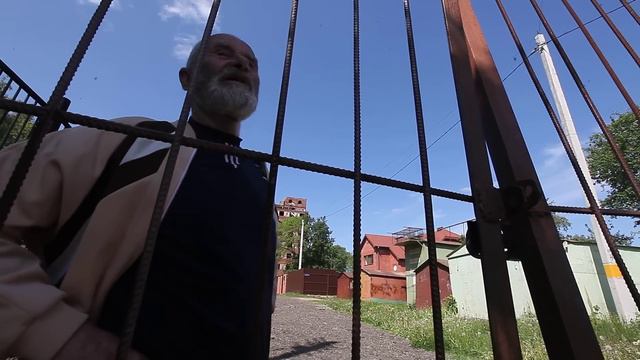Черт заманивает на крышу плохого дома смотреть онлайн