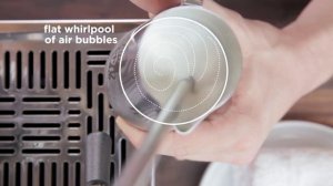 Взбивание молока для капучино с помощью стимера и питчера