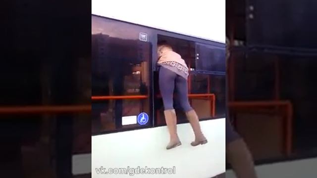 Девушка выбросилась из окна троллейбуса в Минске смотреть онлайн