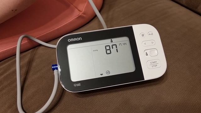 OMRON M7 Intelli IT AFIB blood pressure monitor - Review and Unboxing смотреть онлайн