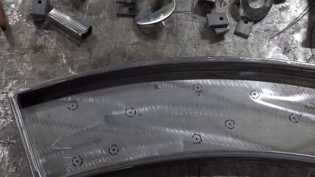 Адресная табличка из обрезков листового железа с элементами ковки смотреть онлайн