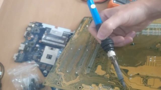 Как заменить вздувшиеся конденсаторы материнской платы, блока питания, видеокарты смотреть онлайн