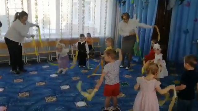 Танец с лентами 1 младшая группа смотреть онлайн