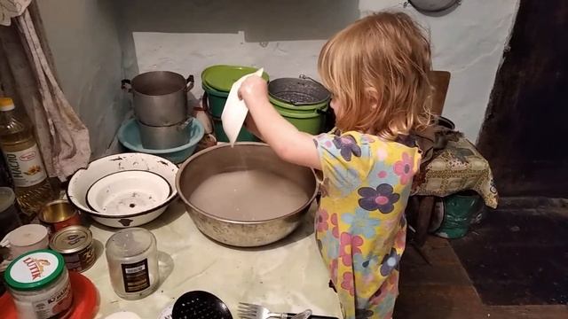 Дочь решила попробовать помыть посуду смотреть онлайн