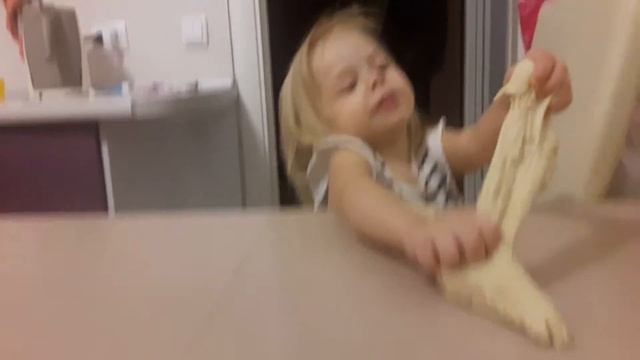 Влог Влада месит тесто и печет пирог