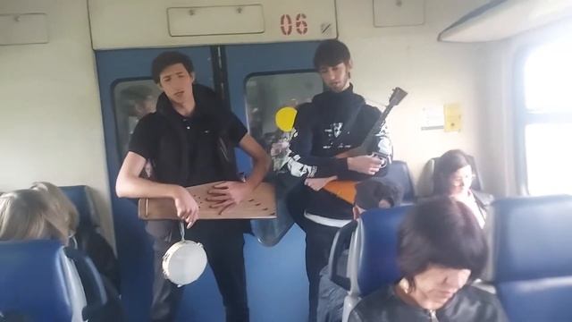 Зажигательное выступление студентов музыкального колледжа в электричке (27.05.22) смотреть онлайн