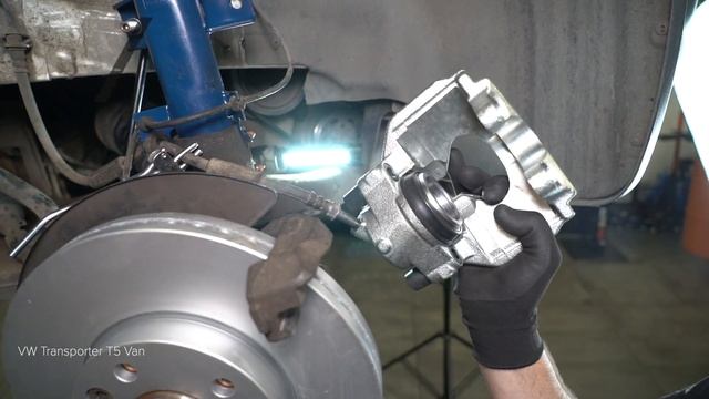 How to change front brake caliper on VW T5 TRANSPORTER Van [TUTORIAL AUTODOC] смотреть онлайн