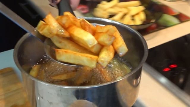 Салат из кальмаров креветок краба и гребешка с картошкой фри СУПЕР рецепт смотреть онлайн