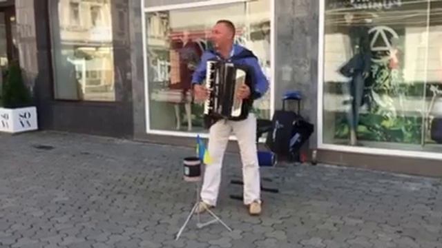 На Корзо в Ужгороді чоловік виконує запальні закарпатські пісні смотреть онлайн