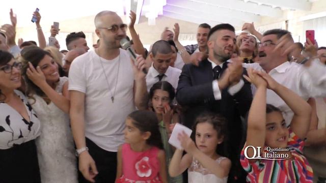 Bari, matrimonio neomelodico al Libertà con la star Andrea Zeta смотреть онлайн
