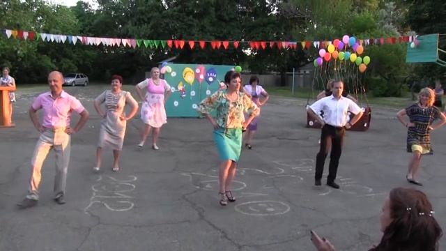 ПРИКОЛЬНЫЙ ТАНЕЦ УЧИТЕЛЕЙ смотреть онлайн