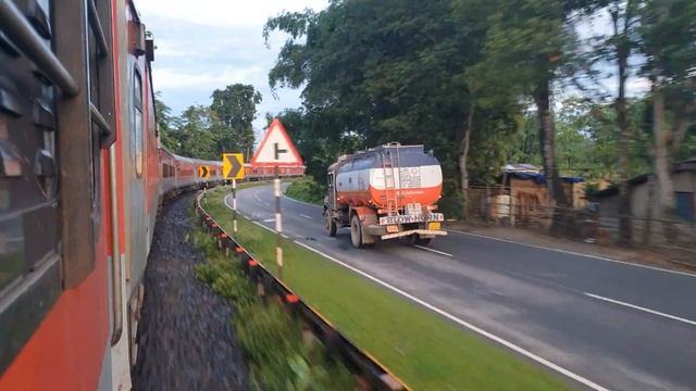 Train Vs Truck Race : Truck driver trying to Race with Kamrup Express, Indian Railways Video 4k HD смотреть онлайн
