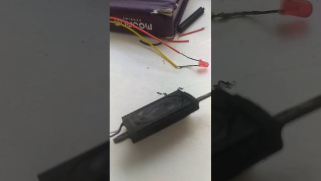 я динамик из игрушки и поместили его компьютерный динамик!