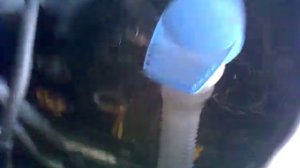 Снимаем бачок стеклоомывателя Volkswagen Polo