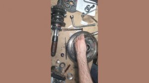 Начало сборки коробки переключения передач КПП трактора т-25. Сборка дифференциала.