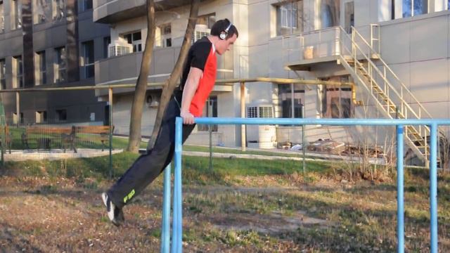 Александр сегодня сделал 71 раз на брусьях :) смотреть онлайн