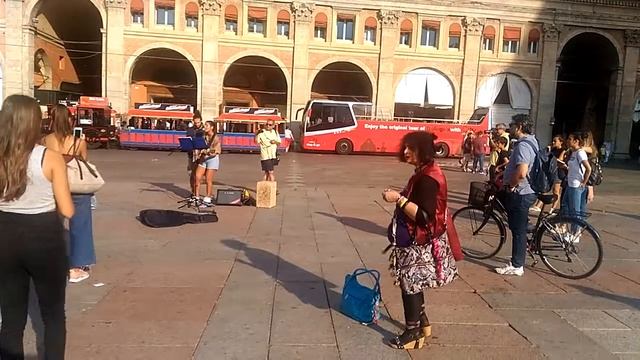 Девушки из Болоньи,одна поет,другая танцует смотреть онлайн