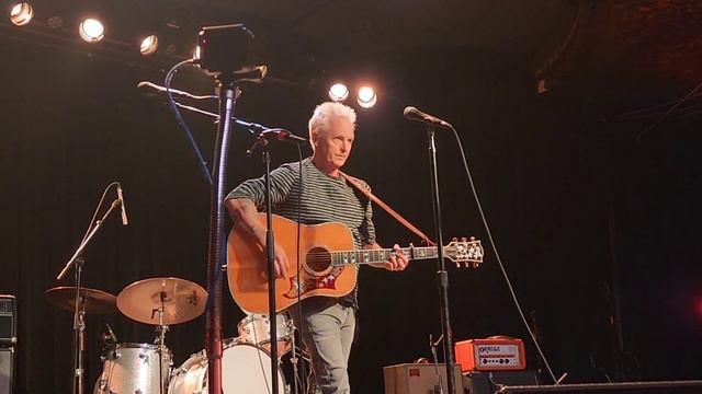 Pearl Jam Guitarist Mike McCready Song "Crying Moon" for Friend Chris Cornell смотреть онлайн