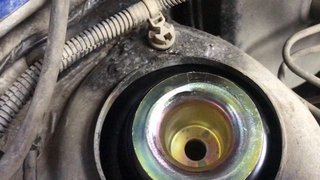 Замена верхних опор передних стоек Шевроле Круз/ Сузуки Свифт. смотреть онлайн