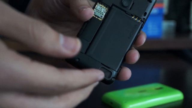 How To Remove Back Cover and Insert SIM Card On Nokia Lumia 620 HD смотреть онлайн