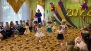 Танец "Мы- маленькие звёзды" Выступление девочек младшей группы на выпускном 2022 в детском саду
