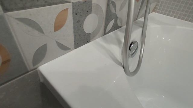 Как было выполнено примыкание акриловой ванны к плитке при помощи силикона смотреть онлайн