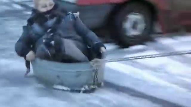 Старая русская забава, катания в корыте на свадьбе смотреть онлайн