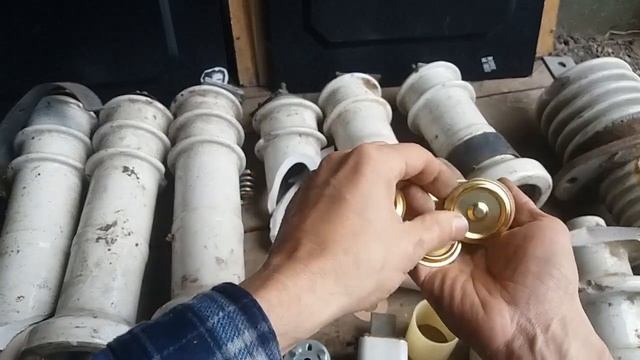ЖЕЛТЫЙ МЕТАЛЛ ИЗ ИЗОЛЯТОРОВ И РАЗРЯДНИКОВ! ЛАТУНЬ или? смотреть онлайн