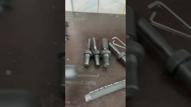 Окорочный станок для снятия наружнего и внутреннего резинового слоя РВД. смотреть онлайн