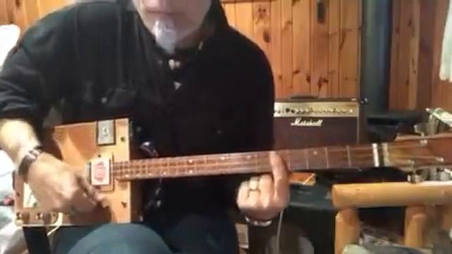Sitting on the dock of the bay Otis Redding beginner lesson on your 3 string Cigar Box Guitar смотреть онлайн