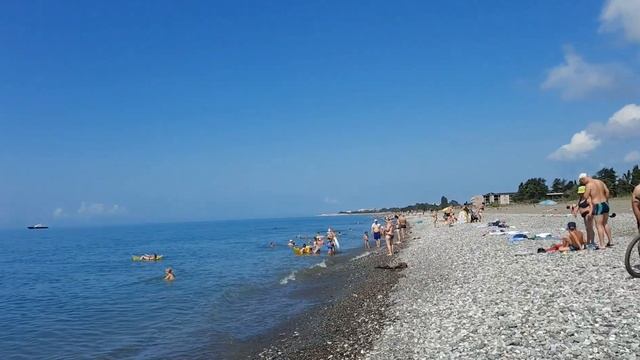 ЖАРА 15 АВГУСТА ЛЕТО 2022 ВСЕ ПЛЯЖИ АБХАЗИИ КУРОРТ ПИЦУНДА ГАГРА смотреть онлайн