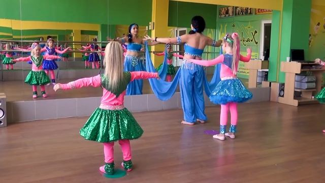 Детский Bellydance. Урок 1 - КРУГИ. Восточные танцы для детей. смотреть онлайн