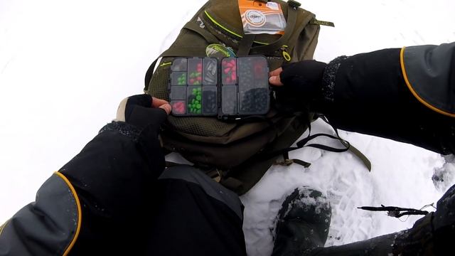 Ловля окуня со льда на съедобный силикон смотреть онлайн