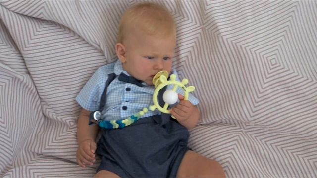 Силиконовый прорезыватель погремушка Жирафик смотреть онлайн