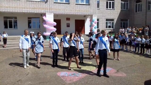 Вальс и флеш моб от выпускников Семеновской школы 2018г смотреть онлайн