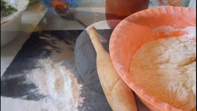 Маленький мальчик готовит пиццу смотреть онлайн