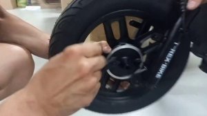 Как правильно установить переднее колесо электоскутера