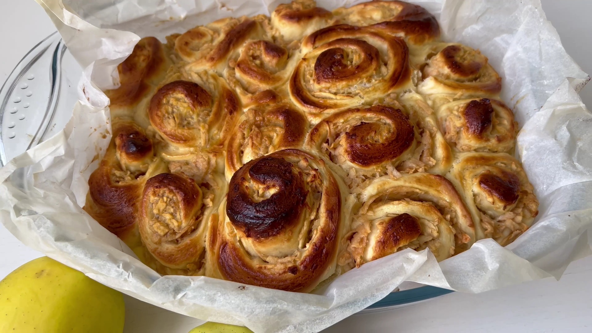 БУЛОЧКИ С ЯБЛОКОМ! Быстрый рецепт! смотреть онлайн